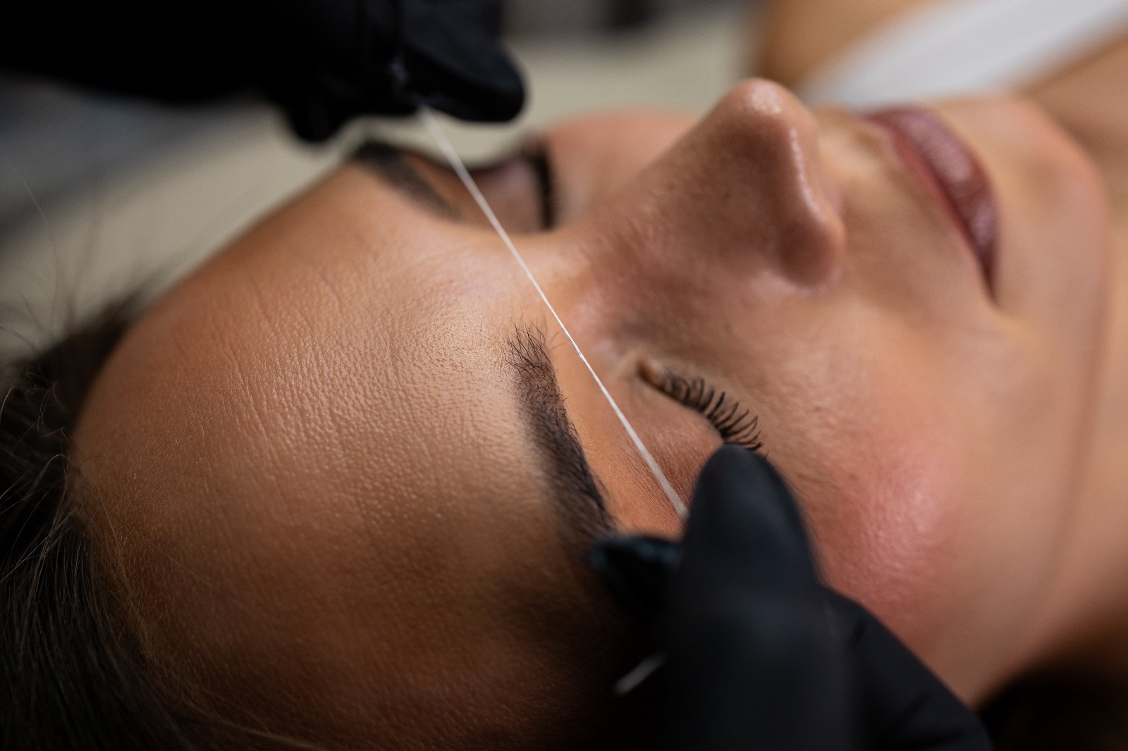 Stylizacja brwi henną pudrową z geometrią w Ann Marie Beauty Clinic Częstochowa