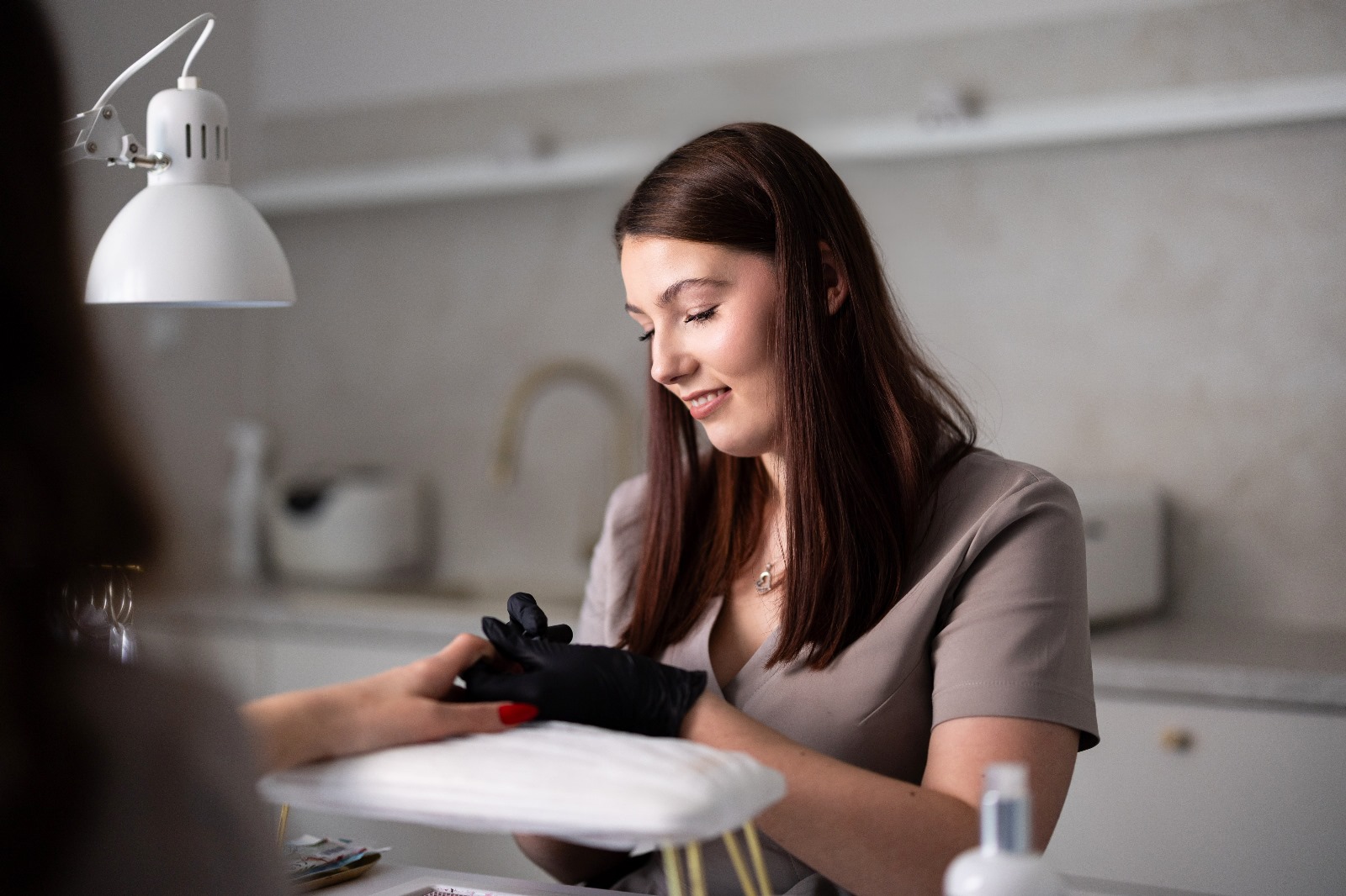 Perfekcyjny manicure hybrydowy w salonie Ann Marié Beauty Clinic w Częstochowie